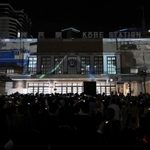 ＪＲ神戸駅に浮かび上がったプロジェクションマッピング＝１１日夜、神戸市中央区相生町３（撮影・風斗雅博）