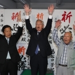 無投票で当選を決め、支援者とともに万歳して喜ぶ谷口芳紀氏（中央）＝１２日午後、相生市垣内町（撮影・辰巳直之）