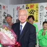 無投票で当選を決め、支援者から贈られた花束を手に喜ぶ谷口芳紀氏＝１２日午後、相生市垣内町（撮影・辰巳直之）