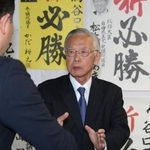 無投票で当選を決め、支援者と握手する谷口芳紀氏＝１２日午後、相生市垣内町（撮影・辰巳直之）