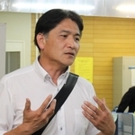 立候補取り下げの理由を説明する小西彦治氏＝相生市旭１