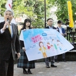 深刻化する教師の労働環境悪化の改善を訴える兵庫県教職員組合のメンバー＝ＪＲ元町駅前
