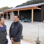 淡路島ワイナリーの前で今後の抱負を語る井壷幸徳さん（左）と小谷雄介さん＝淡路市仁井