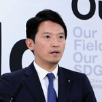 元西播磨県民局長の文書問題で、方針を転換し、第三者機関の設置を検討すると会見で述べた斎藤元彦知事＝１４日午後、兵庫県庁