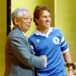 鹿島アントラーズの前身、住友金属入団が決まったジーコと握手する住友金属工業の新宮康男社長（左）＝１９９１年、東京都内