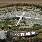 世界パラ陸上の開催に合わせ、車いすレーサーのデザインに植え替えられた花時計＝神戸市中央区加納町６（撮影・笠原次郎）