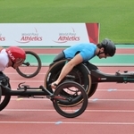 世界各地から集った車いすレースの選手らが公開練習に臨んだ＝１５日午後、神戸市須磨区緑台、ユニバー記念競技場（撮影・長嶺麻子）