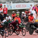 世界各地から集った車いすレースの選手らが公開練習に臨んだ＝１５日午後、神戸市須磨区緑台、ユニバー記念競技場（撮影・長嶺麻子）