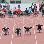 世界各地から集った車いすレースの選手が公開練習に臨んだ＝１５日午後、神戸市須磨区緑台、ユニバー記念競技場（撮影・長嶺麻子）