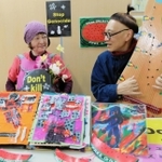 「何かが変わる期待を込めて」と作品を前に語る、だるま森＋えりこさん＝神戸市長田区