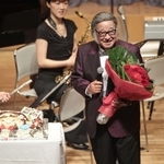 自身の作品のコンサートで舞台に立つキダ・タローさん＝２０１０年１２月、神戸新聞松方ホール