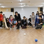 神戸市立灘さくら支援学校の児童らとボッチャを楽しまれる秋篠宮ご夫妻＝１６日午後、神戸市灘区（代表撮影）
