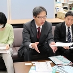 公立高校の統合再編計画の見直しを求める署名活動について説明する「公立高校を守る会」の関係者＝兵庫県庁