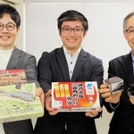 神戸-大阪間の鉄道開業１５０周年記念で開発したインクや駅弁をＰＲする関係者＝ＪＲ神戸駅