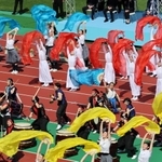 開会式で華麗なダンスを披露する神戸野田高校ダンス部のメンバーら＝１７日午後、ユニバー記念競技場（撮影・長嶺麻子）