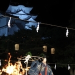 国宝姫路城を背景に演じられた薪能＝１７日夜、姫路城三の丸広場（撮影・辰巳直之）