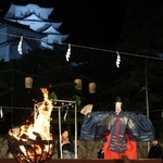 国宝姫路城を背景に演じられた薪能＝１７日夜、姫路城三の丸広場（撮影・辰巳直之）