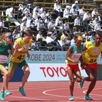 生徒たちが見守る中、女子１５００メートル（視覚障害Ｔ１１）でスタートを切る選手ら＝１８日午前、神戸市須磨区緑台、ユニバー記念競技場（撮影・笠原次郎）