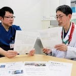 能登半島地震の被災地で活動した薬剤師の増本憲生さん（右）と田村亮さん＝神戸市中央区港島南町２、神戸市立医療センター中央市民病院