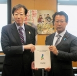 内閣府の神田潤一政務官に要請書を手渡す指定都市市長会会長の久元喜造神戸市長（左）＝東京都千代田区