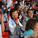 メインスタンドで観戦しながら解説する大会組織委員会の増田明美会長（中央）＝撮影・風斗雅博