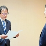 元西播磨県民局長の文書問題を巡り、第三者機関を設置して調査するよう斎藤元彦知事（右）に要請する県議会の内藤兵衛議長＝２１日午前、兵庫県庁（撮影・金慶順）