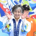 ２０日のビクトリーセレモニーに登場した竹下景子さん＝ユニバー記念競技場