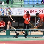 選手たちが競技に集中できるよう奔走する兵庫陸上競技協会のスタッフたち＝神戸市須磨区緑台、ユニバー記念競技場（撮影・大田将之）
