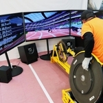 競技用車いす「レーサー」が体験できるアシックスのブース