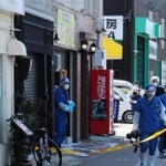 店内で男性が血を流して倒れていたラーメン店の周辺を調べる警察官＝２０２３年４月２２日、神戸市長田区東尻池町９