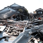 能登半島地震で破損・倒壊した家屋。被災地では、被害認定に対する不満の声が相次ぐ＝４月、石川県珠洲市内