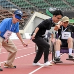 見えなくなる恐怖」と闘った還暦前の記者 頼れる後輩と挑んだリレーの