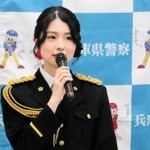 「サギ阻止月間」の団結式であいさつするＡＫＢ４８の岩立沙穂さん＝兵庫県警本部