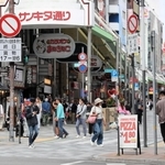 車両の通行を制限しているサンキタ通り。週末には大勢の人出でにぎわう＝神戸市中央区北長狭通１