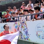 男子円盤投げ（脳性まひＦ３７）決勝で銅メダルに輝き、応援に駆けつけた関係者と喜ぶ新保大和（左下）＝神戸市須磨区、ユニバー記念競技場（撮影・小林良多）