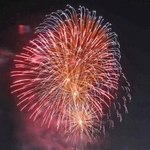 相生ペーロン祭の海上花火大会で夜空や湾内を彩る花火＝２５日夜、相生市の相生湾（撮影・辰巳直之）