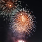 相生ペーロン祭の海上花火大会で夜空や湾内を彩る花火＝２５日夜、相生市の相生湾（撮影・辰巳直之）
