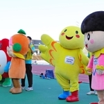 声援に応える（右から）なぁタン、はばタンらご当地のマスコットキャラ＝２５日午後、神戸市須磨区緑台、ユニバー記念競技場（撮影・中西幸大）