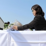 砂浜陥没事故現場で献花に臨む丸谷聡子明石市長＝兵庫県明石市大蔵海岸通１