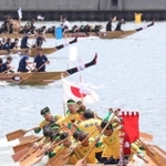 激しいレースが繰り広げられたペーロン競漕＝２６日午後、相生市の相生湾（撮影・辰巳直之）