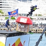 滑走路から手作りの人力飛行機で飛び出す参加者ら＝２６日午後、神戸市中央区東川崎町１（撮影・斎藤雅志）