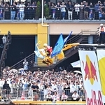 滑走路から手作りの人力飛行機で飛び出す参加者ら＝２６日午後、神戸市中央区東川崎町１（撮影・斎藤雅志）
