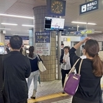 阪急西宮北口駅の東改札口で運転再開を待つ人たち＝28日午前７時28分、西宮市高松町