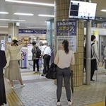 阪急西宮北口駅の東改札口で運転再開を待つ人たち＝28日午前７時40分、西宮市高松町