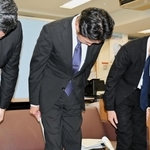 教諭の懲戒処分を発表し、謝罪する兵庫県教育委員会の職員＝県庁