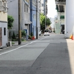 覆面パトカーが路上駐車したとされる国道２号の側道＝神戸市兵庫区駅南通３