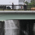 大雨で国道４３号の下を通る道路が冠水した＝２８日午後、芦屋市浜芦屋町（撮影・風斗雅博）