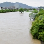 大雨で水かさが増した林田川＝２８日午後、たつの市誉田町