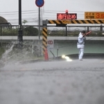 大雨で国道４３号の下を通る道路が冠水し、一般車両は通行止めとなった＝２８日午後、芦屋市浜芦屋町（撮影・風斗雅博）