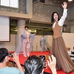 ファッションショーで思い思いのウエディングドレスに身を包んだ当事者ら＝いずれも神戸市中央区小野浜町